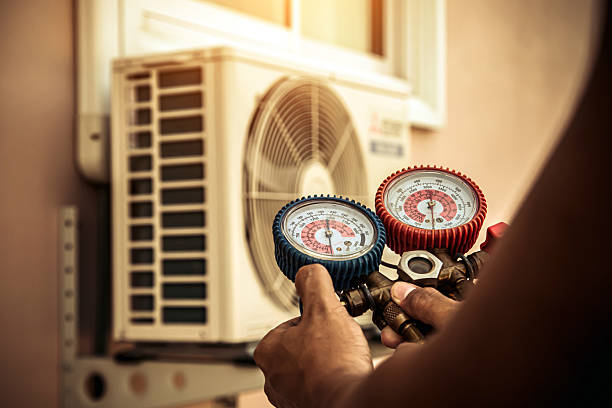 Professional Heat Pump Repair technician working in Franklin Park, FL